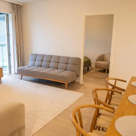 Renovated Family Apartment, Close To Public Transport 公寓 *