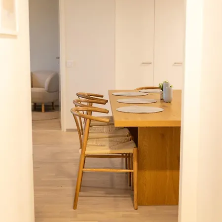 Renovated Family Apartment, Close To Public Transport Apartament *