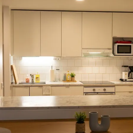 Renovated Family Apartment, Close To Public Transport 公寓 *