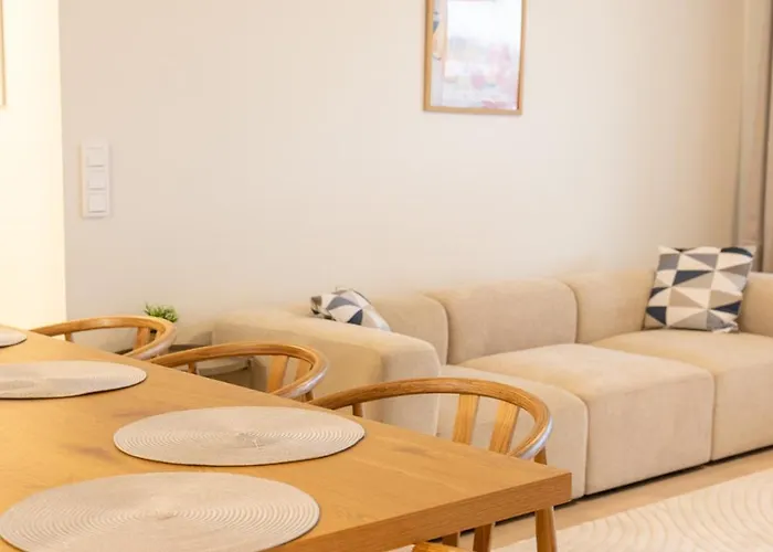 Renovated Family Apartment, Close To Public Transport *