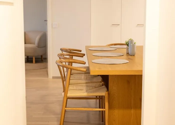 Renovated Family Apartment, Close To Public Transport 公寓 *